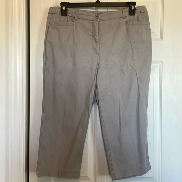Women’s sz 14 Counterparts light gray capris. Front/back pockets 2% spandex - Picture 2 of 8
